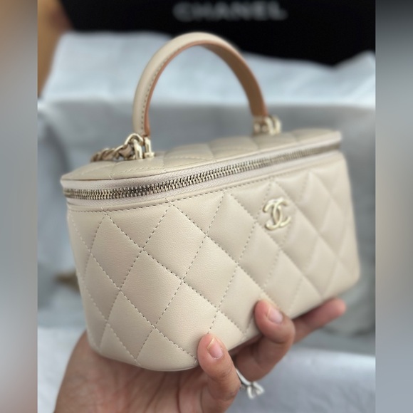 ❌ SOLD ❌ Chanel 23P Two Toned Vanity Top Handle Ecru/Beige Lambskin - Picture 2 of 7